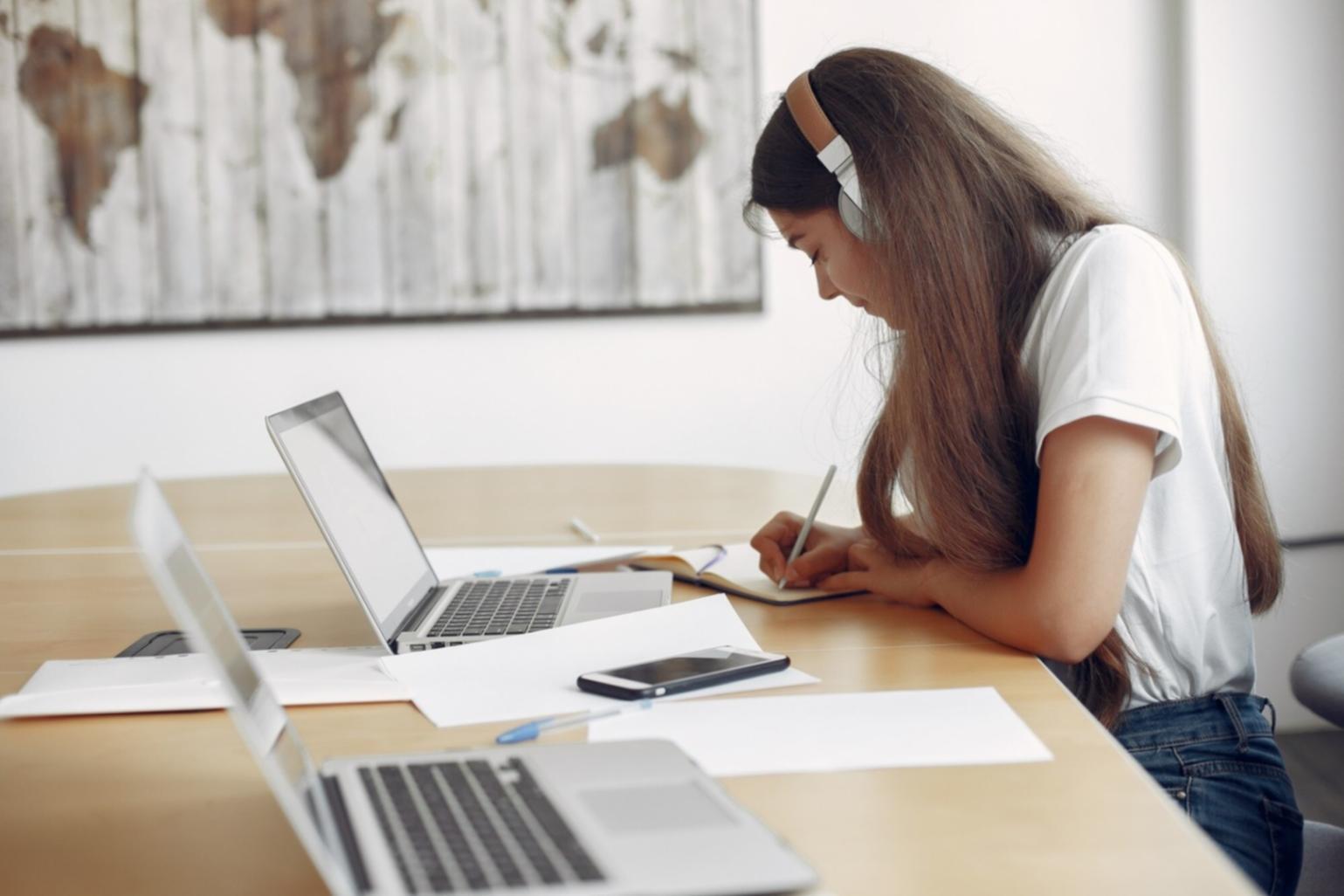 Finanzexperte bei der Arbeit mit Datenanalyse